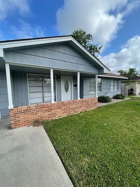 FRONT PORCH - 122 Bois D Arc St