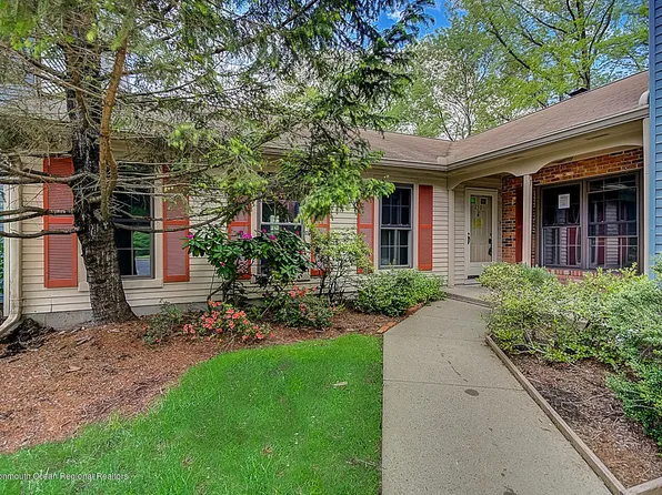 250 Interlaken Ct, Aberdeen, NJ 07747