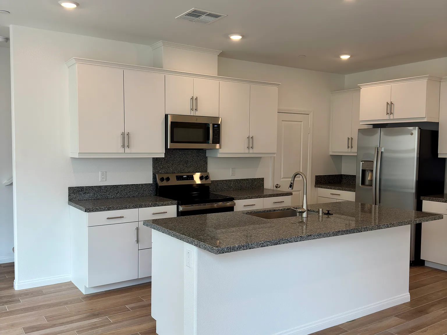 3 bed, 2.5 bath, 1639 sqft, $3,200 — Photo 4