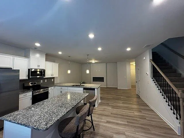 3 bed, 2.5 bath, 1730 sqft, $2,200 — Photo 3