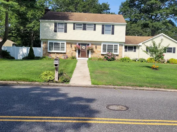 98 Wedgewood Drive, Coram, NY 11727