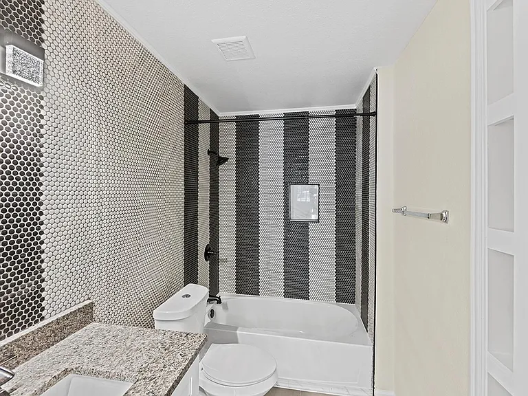 2823 Burlington Blvd — Photo 14