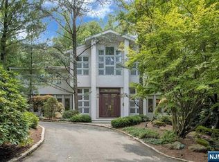 118 Eisenhower Dr, Cresskill, NJ 07626