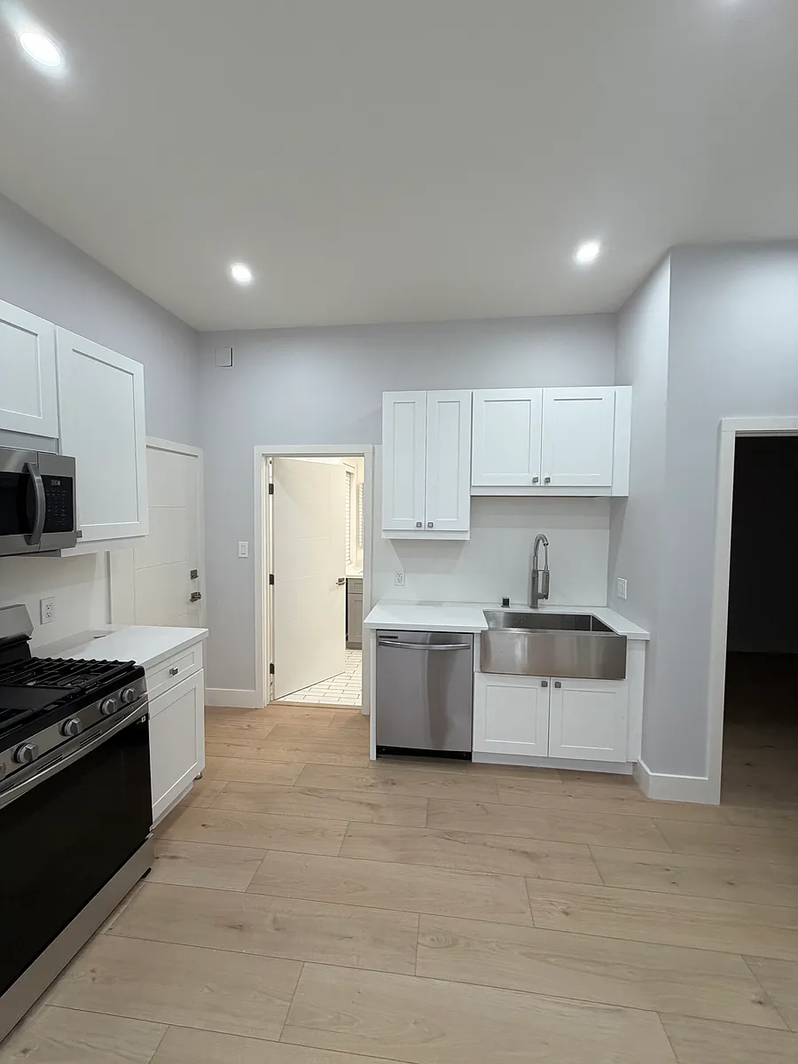 Building Photo - 5 A Varennes St #A