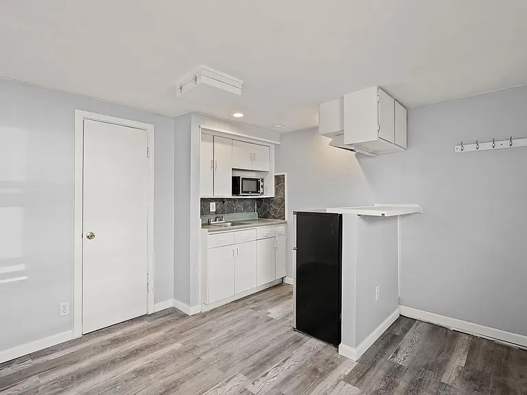 2150 Victorian Ave — Photo 8