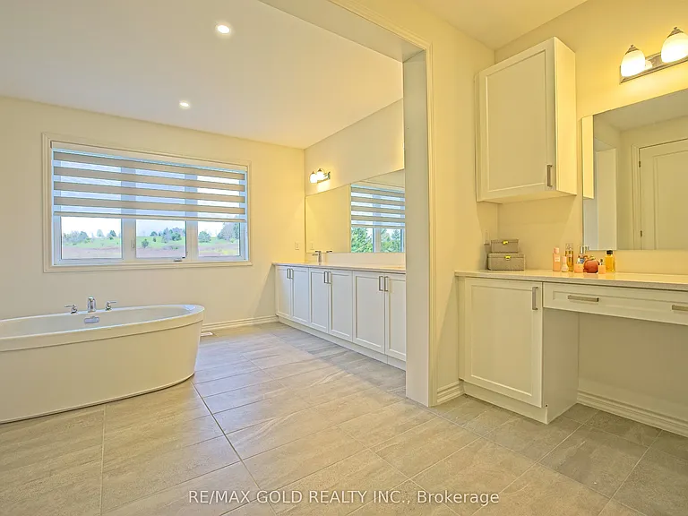 19 Marigold Blvd — Photo 45