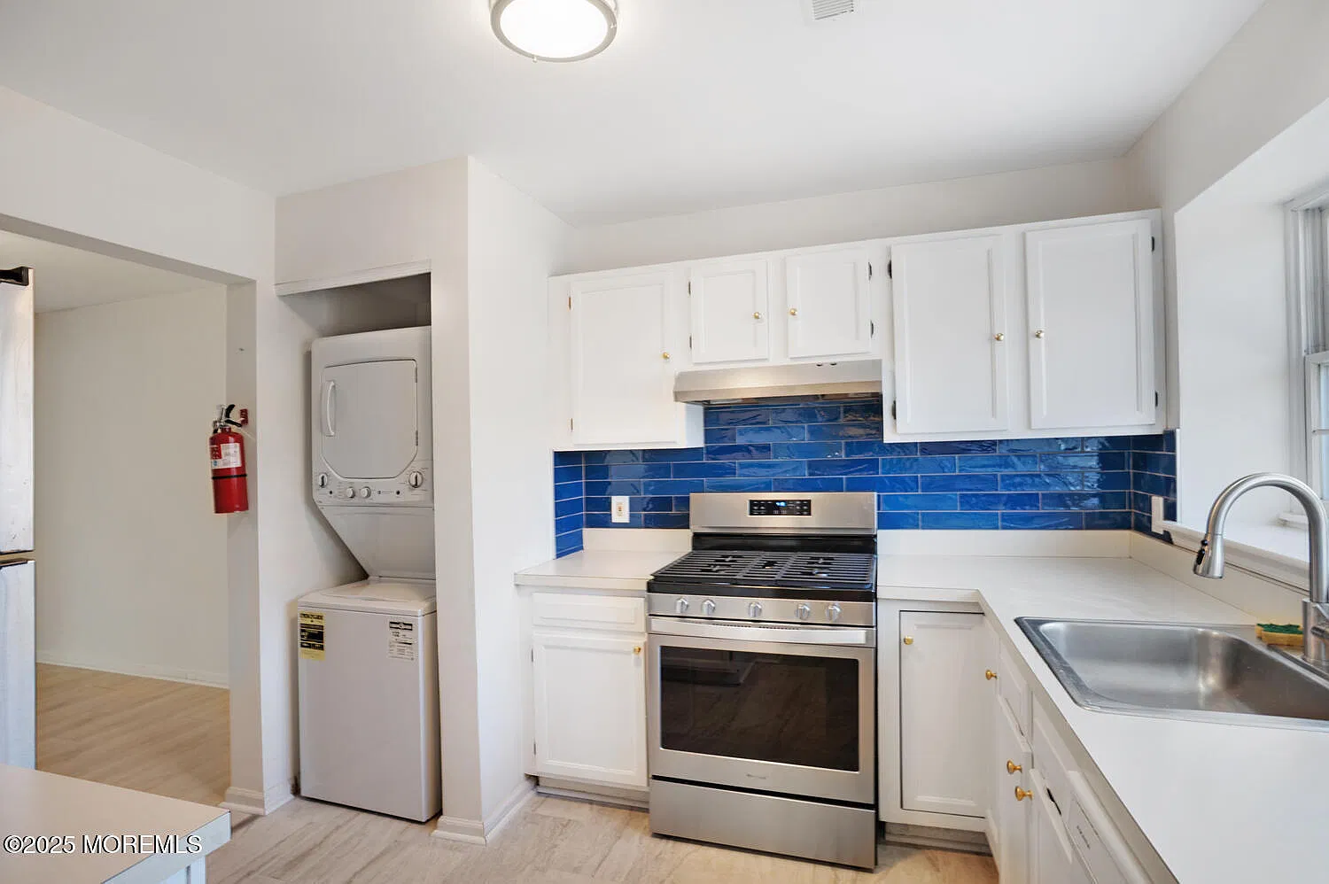 3 bed, 1.5 bath, 1160 sqft, $2,300 — Photo 4