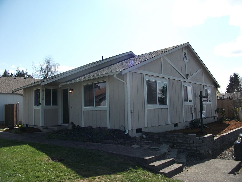 912 Schonberg Ln SE