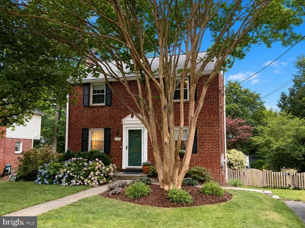 6107 Brook Dr, Falls Church, VA 22044