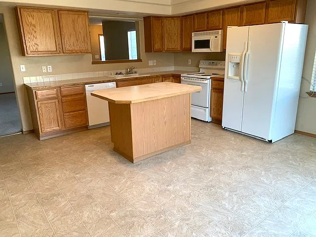 3 bed, 2.5 bath, 2040 sqft, $1,995 — Photo 4