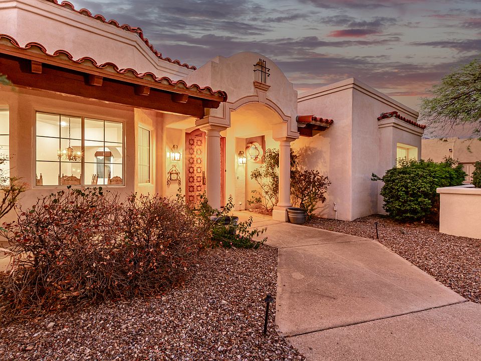 Catalina Foothills 4 bedroom 4 bath Home located in prestigious Canyon Ridge. 270-degree VIEWS!