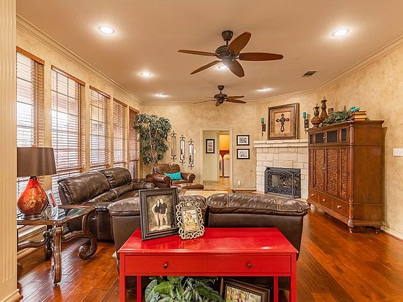 3rd image of 4709 Rosewood Dr