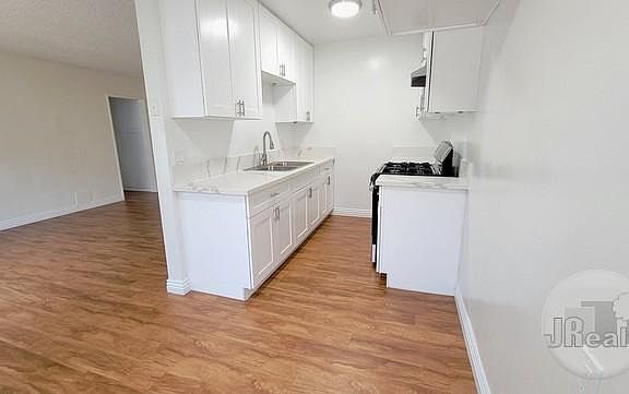 5th image of 616 S Fir Ave #7