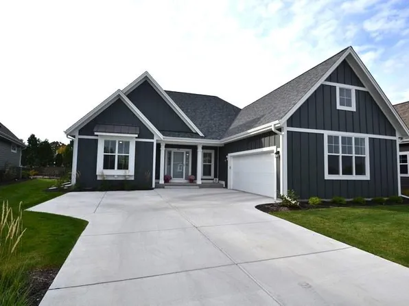 431 Sandy CIRCLE, Pewaukee, WI 53072