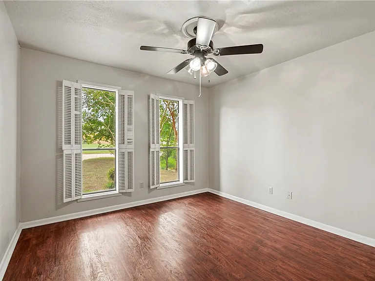 2505 Rustling Oaks Dr — Photo 16