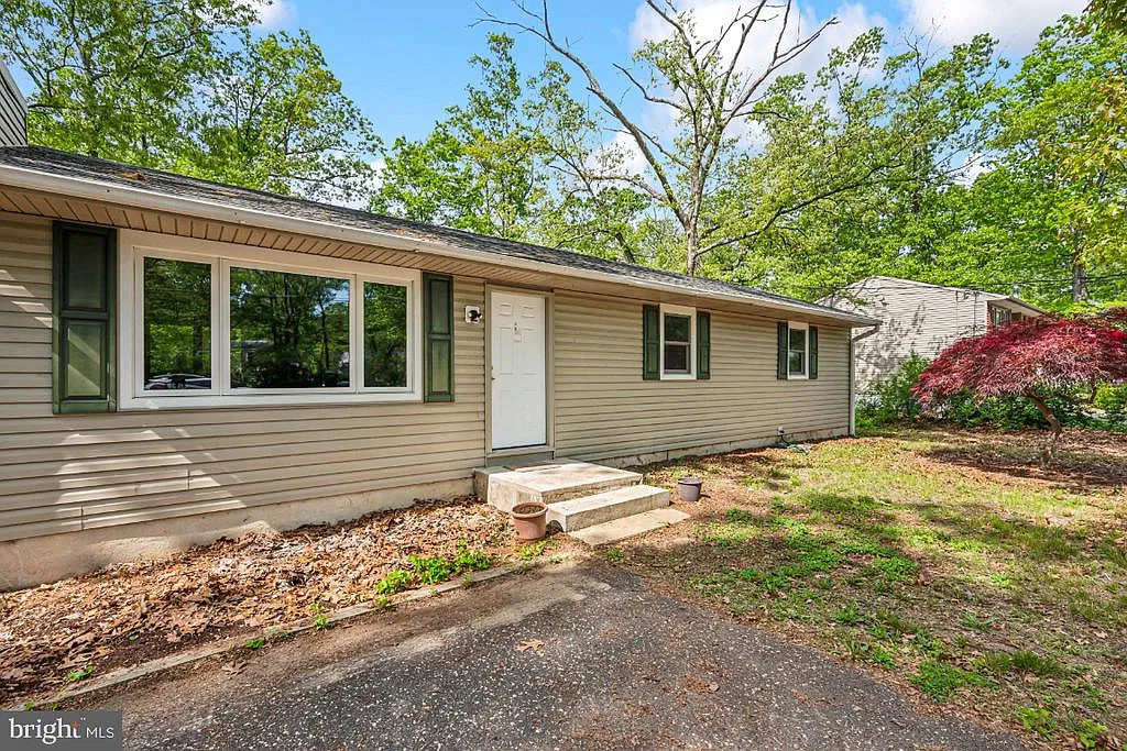 3 bed, 1.0 bath, 1056 sqft, $2,200 — Photo 3