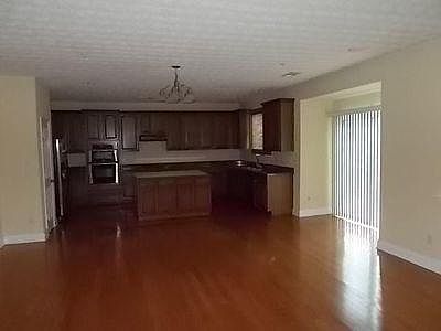 5th image of 375 Roseglen Dr