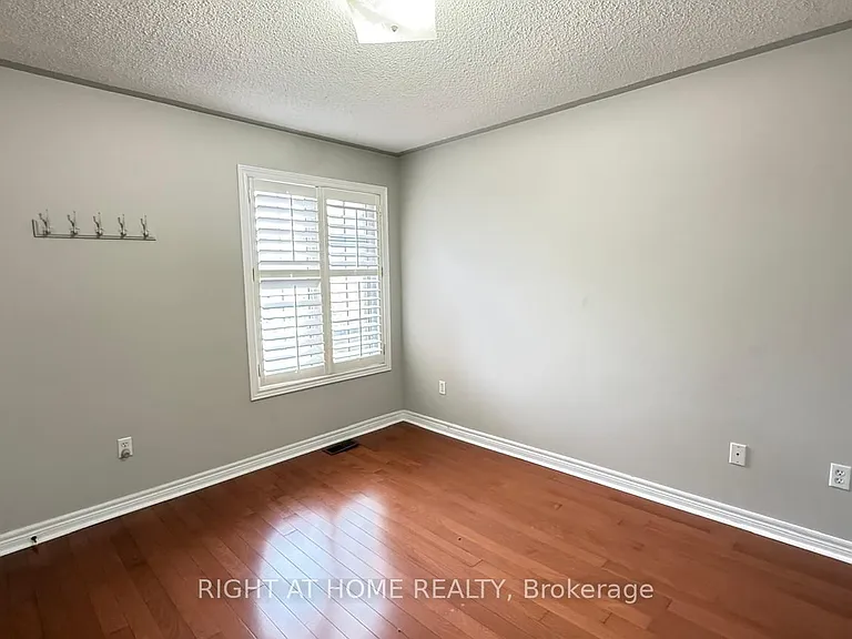 28 Laurentide Cres — Photo 26
