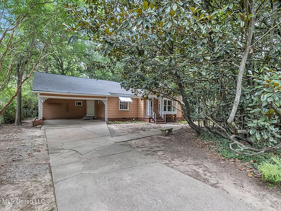 3rd image of 314 Colonial Cir