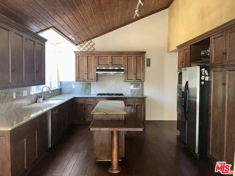 4 bed, 3.0 bath, 3304 sqft, $7,600 — Photo 4