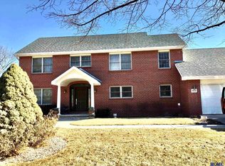 1930 Devonshire Dr, Lincoln, NE 68506