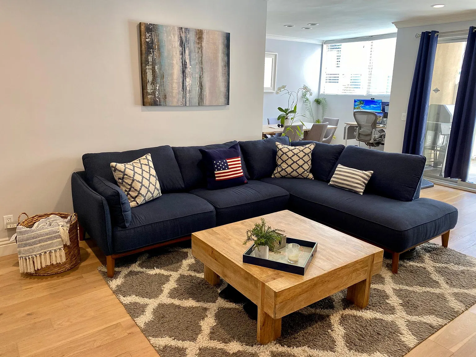 1025 N Kings Rd — Photo 3