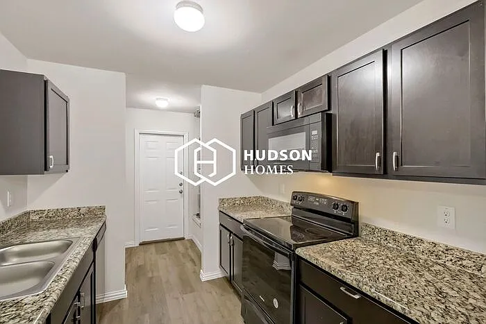 2402 Smith Dr — Photo 6