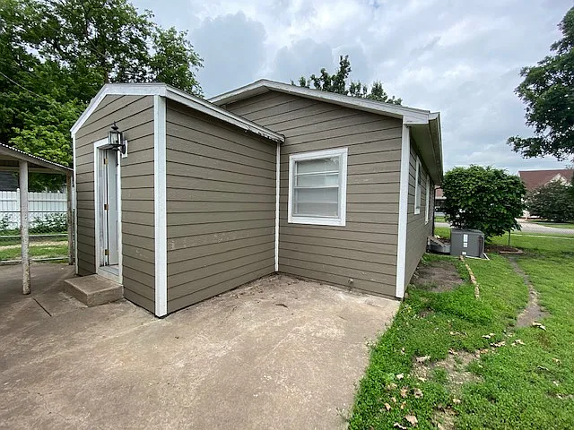 205 W Allen — Photo 10