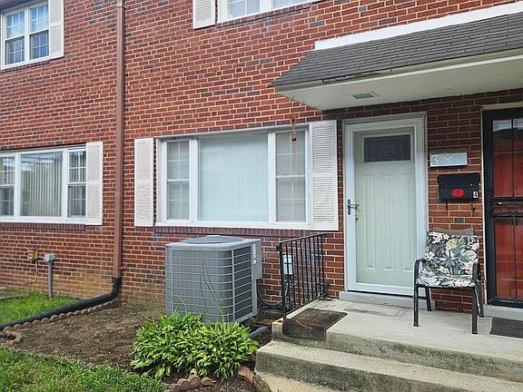 4th image of 410 Main St APT 3