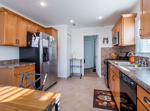 5th image of 2929 Louis St #1