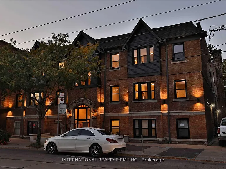 1094 College St #11 — Photo 4