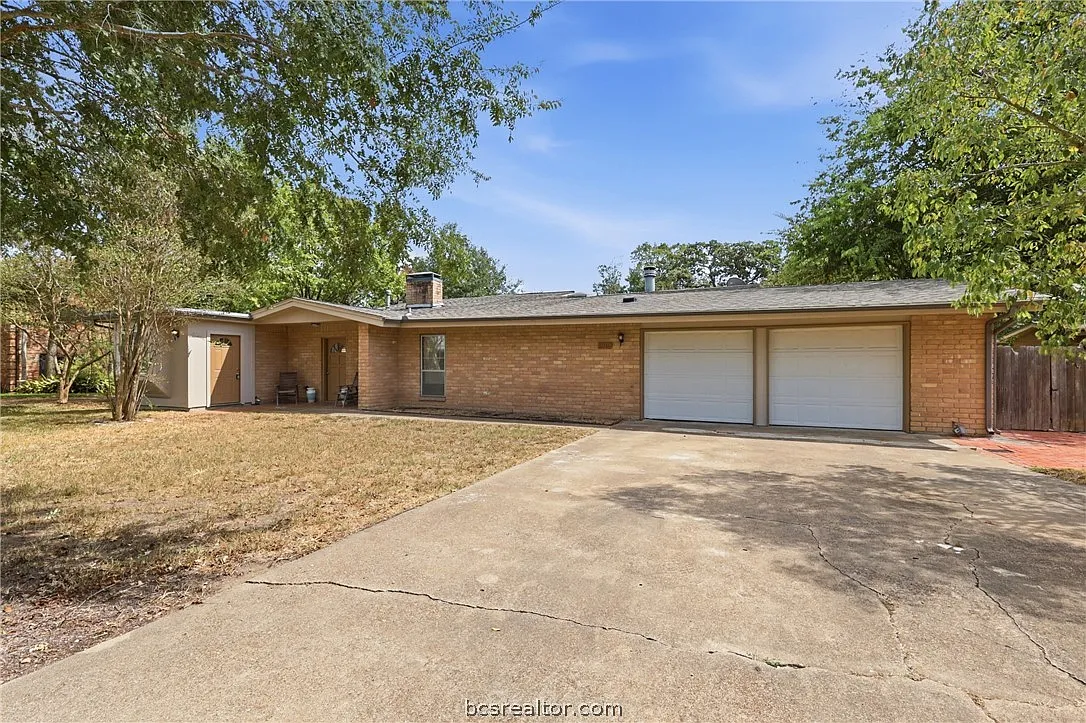 4 bed, 2.5 bath, 2637 sqft, $2,200 — Photo 2