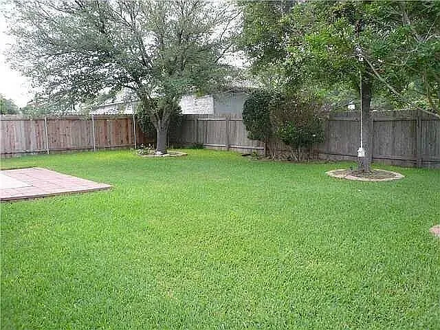 8102 Lerwick Ln — Photo 3