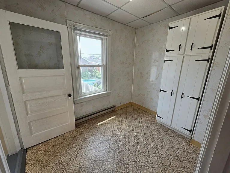 424 E Locust St — Photo 9