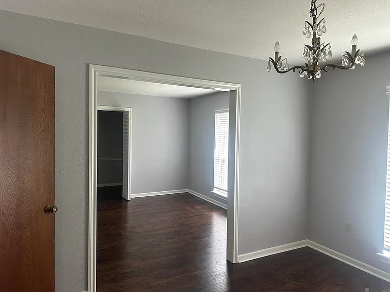 735 Bromley Dr — Photo 2