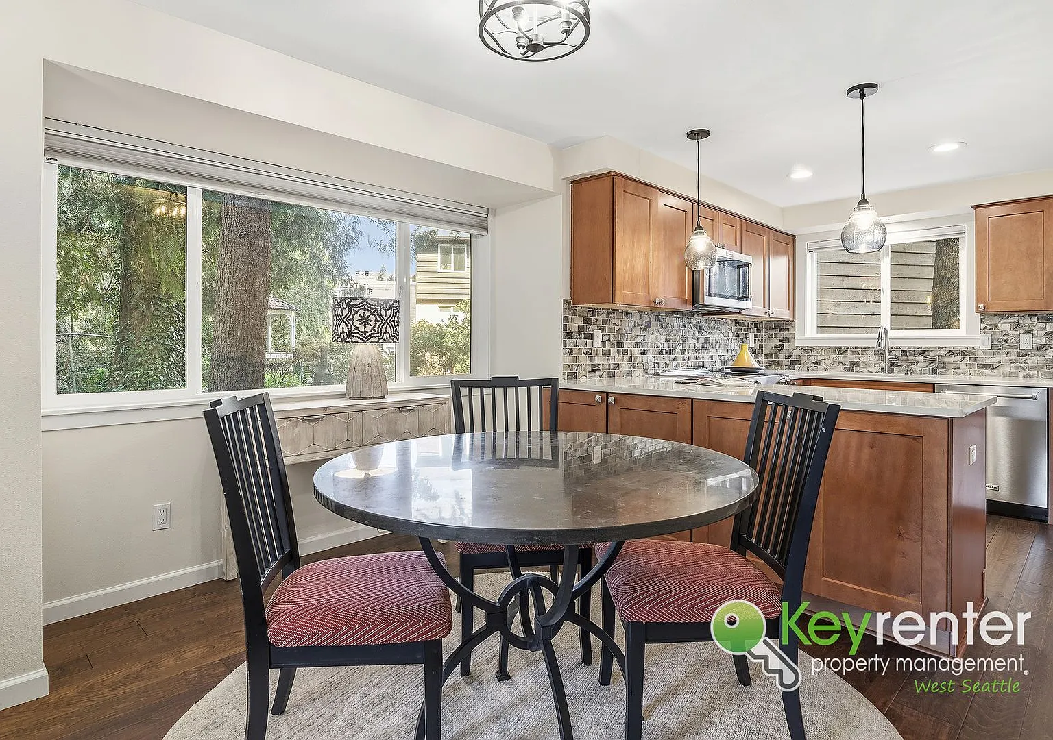 Stylish Two Bedroom Home with Balcony and Deck — Photo 3