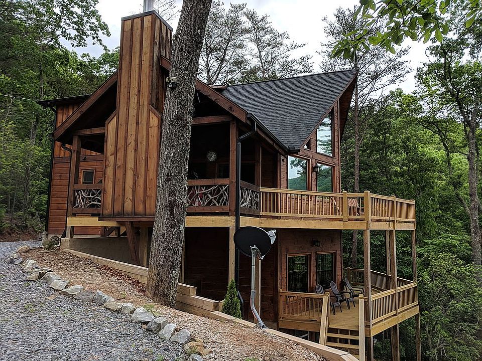 Drive up view of Cabin