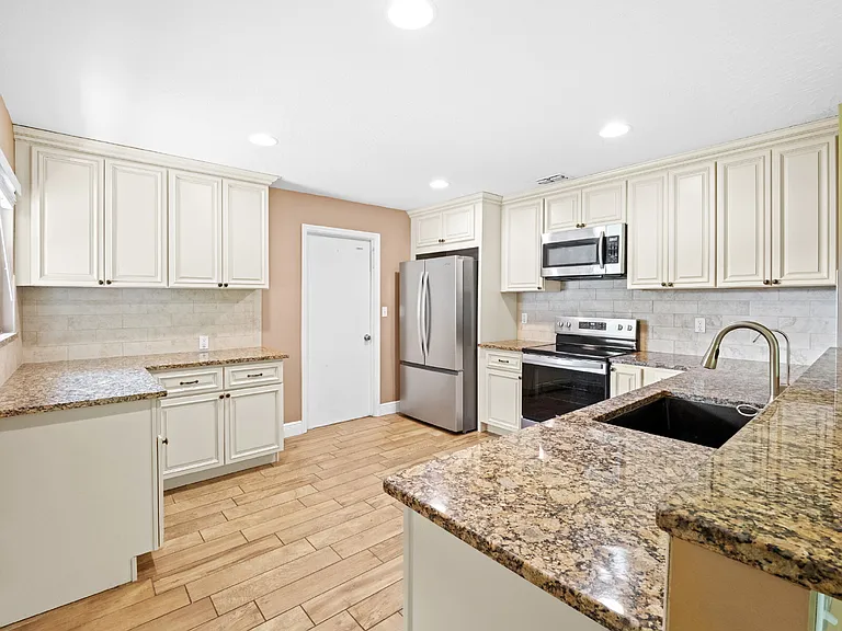 3725 Laurette Rd — Photo 12