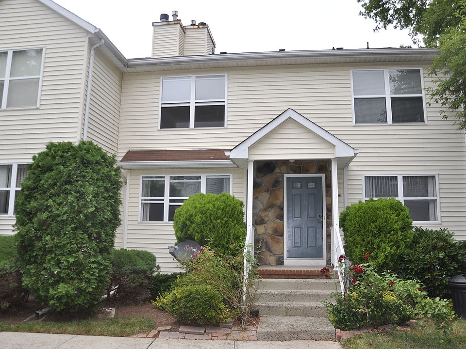 Townhouse w private entrance