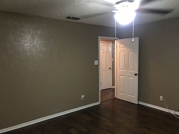 4th image of 1311 Creekbend St