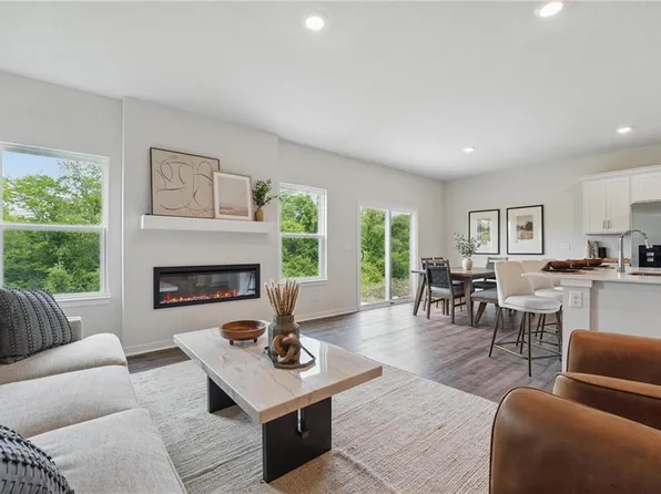 2211 Creek View Ln, Raymore, MO 64083