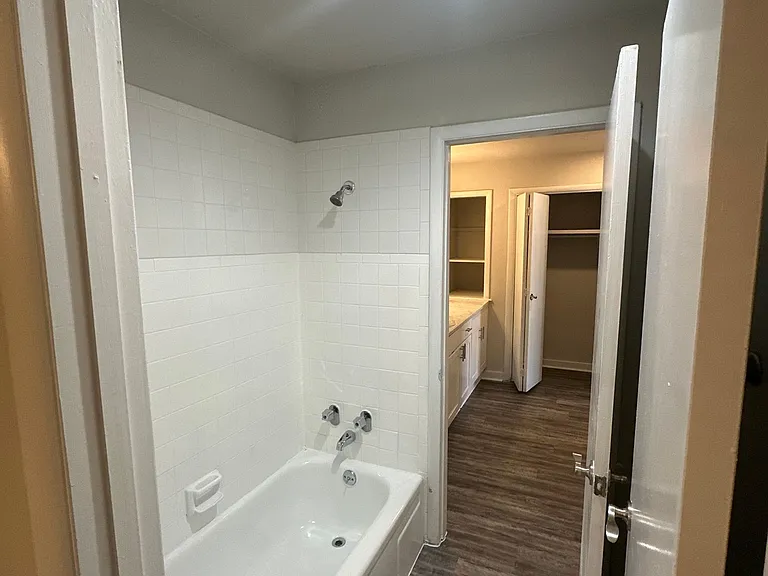 Regency Point Luxury Apartments — Photo 99