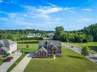 6119 Amber Ln, Grand Blanc, MI 48439