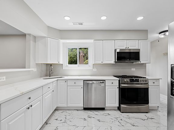 3rd image of 17453 W Chestnut Ln #12A