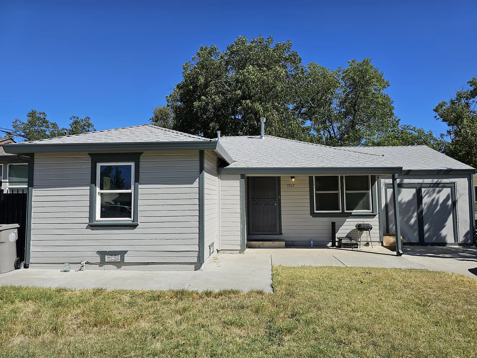 2 bed, 826 sqft, $2,400 — Photo 1