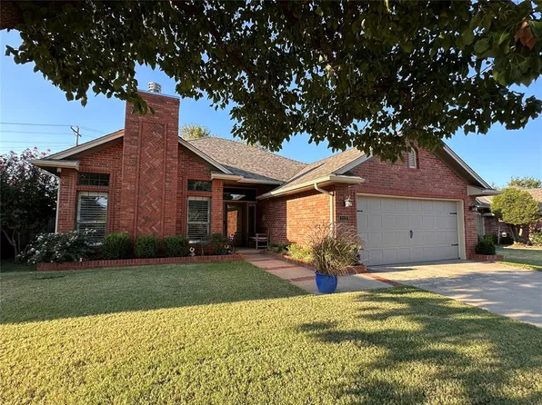 112 Kings Ct, Edmond, OK 73013