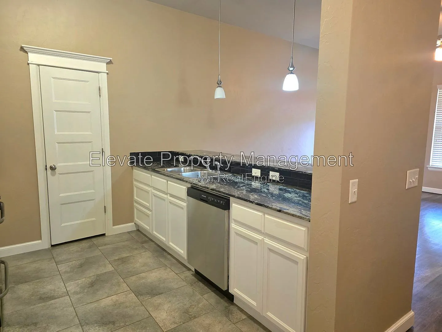 3 bed, 2.0 bath, 1431 sqft, $1,545 — Photo 4