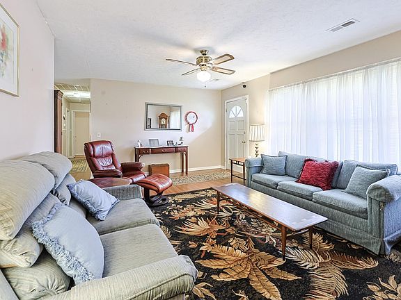 4th image of 301 Waterside Dr.