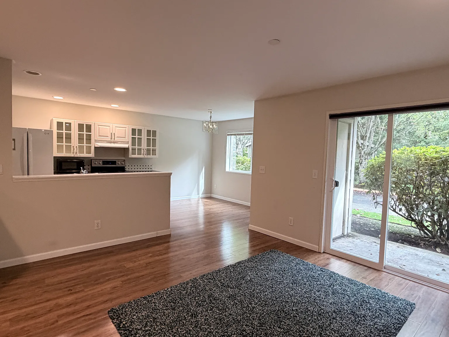2 bed, 919 sqft, $1,975 — Photo 4