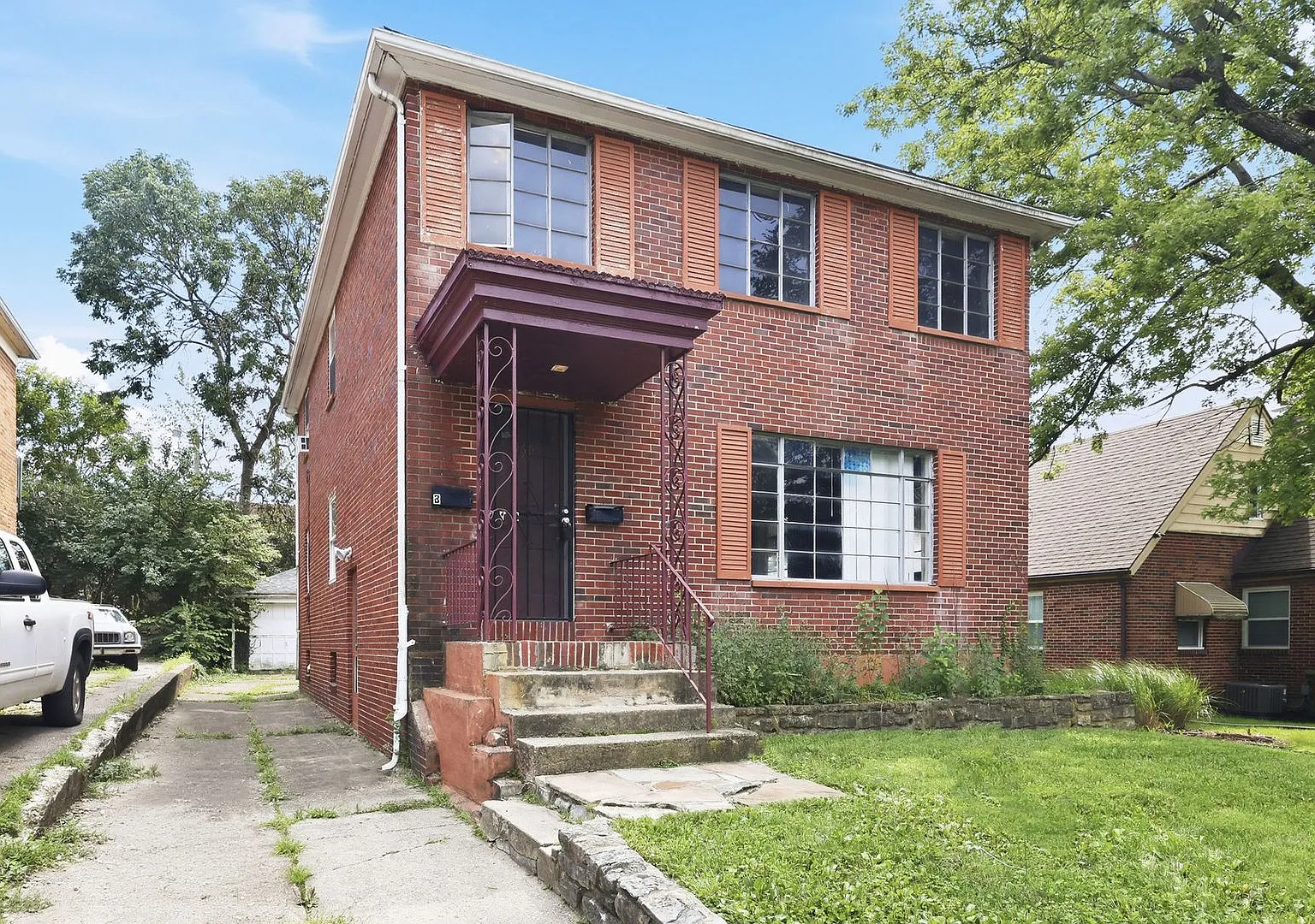 960 Sherwood Dr — Photo 2